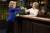 지난해 TV쇼 &#39;SNL&#39;에 바텐더로 출연한 힐러리 클린턴(오른쪽)이 자신의 역을 맡은 SNL 크루 케이트 맥키넌과 주먹인사를 나누고 있다. 