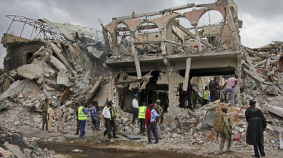 소말리아 수도서 최악의 연쇄 폭탄 테러…“200명 가까이 사망” 