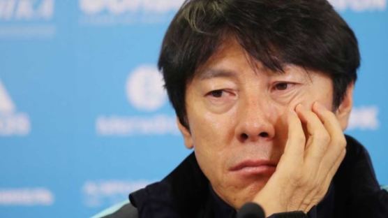 귀국한 신태용, ‘한국 축구 사망’ 일부 팬들 항의 시위에 공항 인터뷰 취소