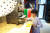 서울새활용플라자 지하 1층의 새활용 소재 은행. 일상에서 많이 버리는 20가지 소재와 그 소재를 활용한 새활용 제품이 전시돼 있다. 사진은 낡은 서류가방으로 만든 서랍장을 구경하고 있는 이주완 학생. 