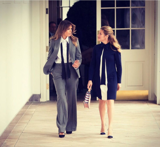 회색 핀 스트라이프 슈트에 흰색 셔츠, 그리고 검정 넥타이를 스카프처럼 두른 멜라니아가 백악관을 찾은 쥐스탱 트뤼도 캐나다 총리의 부인을 안내하고 있다. [인스타그램] 