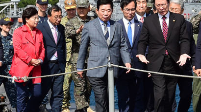 [사진] 미 핵추진 잠수함 탄 송영무 장관
