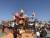 제주 신화테마파크 로터리 파크 상징물 앞에서 관광객들이 기념 사진을 찍고 있다.. 최충일 기자