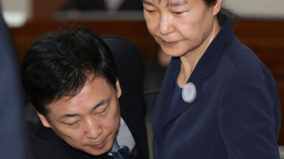 “대원칙 무너져” 박근혜 변호인단 전원 사임…재판부, 재고 요청