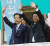 아베 신조 총리(오른쪽)가 지난 2일 도쿄의 한 선거구에서 연정 파트너인 야마구치 가즈오 공명당 대표와 후보 지원 유세를 하고 있다.  [사진제공=지지통신]