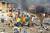 소말리아 모가디슈에서 발생한 테러의 뒷수습을 하고 있는 시민들과 군인들의 모습. [AFP=연합뉴스]
