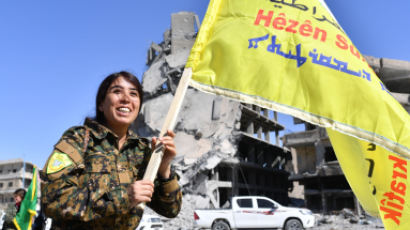 美 업은 시리아 민주군 "IS 수도 락까 완전 장악"