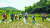 지난 여름 가뭄으로 인해 갈라진 논에 양동이로 물을 대고 있는 북한 주민들.[중앙포토]