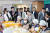 김정수 여사가 7월 4일 오후 서울 은평구 구산동 소재 사회적기업 누야하우스를 방문 장애인들과 대화하고 있다.청와대제공