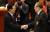 지난 2012년 11월 14일 폐막한 중국 공산당 제18차 전국대표대회에서 후진타오 당시 국가주석(왼쪽)이 장쩌민 전 주석과 인민대회당에서 악수를 나누고 있다. [중앙포토]
