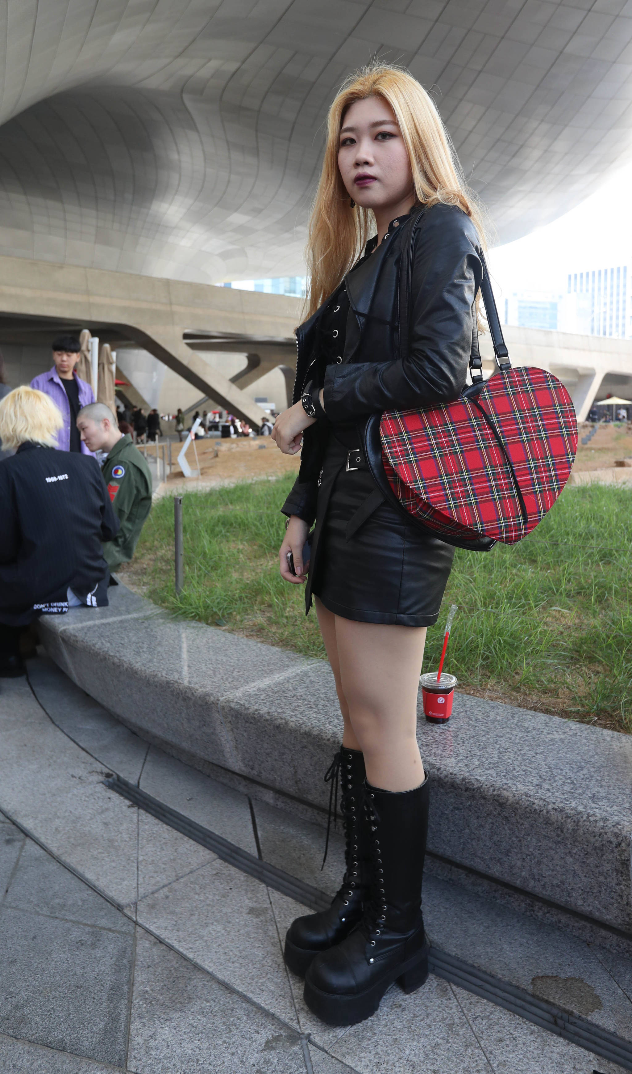 고딕룩(Gothic Look) 스타일을 하고 있는 이영신(23)씨는 이 패션 스타일을 좋아한다고 했다. 가방은 미국에서 신발은 일본에서 구입했다고 했다. 신인섭 기자