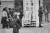 1971년 학장이름으로 휴업공고가 나붙은 서울대학교 정문에서 등교했던 학생들이 되돌아가고 교수, 직원들도 신분을 확인받은뒤 출입하고 있다. [중앙포토]