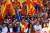 8일(현지시간) 카탈루냐의 분리독립에 반대하는 스페인 시민들이 바르셀로나 거리에서 행진하고 있다. 2010년 노벨문학상 수상자 마리오 바르가스 요사(앞줄 왼쪽 셋째)와 스페인 집권당 국민당(PPC)의 유력 정치인 하비에 가르시아 알비올 의원(왼쪽 넷째)도 참석했다. [바르셀로나 EPA=연합뉴스]