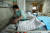 서울의 한 병원에서 간병인이 환자를 돌보고 있다.[중앙포토]