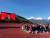 중국 윈난성 윈링산 산악지대 거주 소수민족이 야외에서 대형티비로 시진핑 주석의 연설을 시청하는 모습. [바이두 캡쳐]