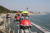 관광객들이 대천해수욕장 바다위에 설치된 스카이바이크를 즐기고 있다. 대천해수욕장 북쪽에서 대천항까지 해안선 왕복 2.3㎞ 구간을 오간다. [사진 보령시]