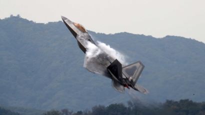 비행접시 같은 F-22 뜰때, 한국은 장성들 망신주기 바빴다