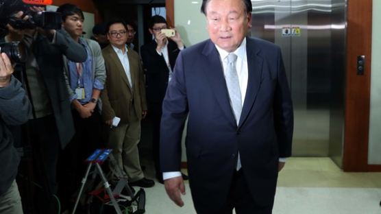 한국당, 박 전 대통령 자진탈당 권고 … 사실상 출당