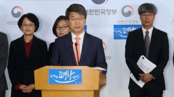 “감동적”이라는 청와대 … 야당선 “1000억원 값비싼 수업료”