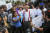 19일(현지시간) 미국 플로리다대학에서 리처드 스펜서의 연설장 밖 거리에서 한 백인우월주의자를 향해 인종차별 반대 시위자들이 항의하고 있다. [AP=연합뉴스]