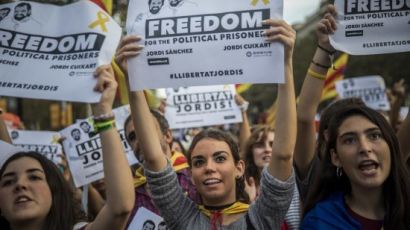 스페인 "카탈루냐 자치정부 해산" 초강수… 45만명 항의 시위