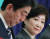  8일 일본 기자클럽 주최 당수 토론회에서 고이케 유리코 도쿄도 지사가 옆 자리의 아베 신조 총리를 쳐다보고 있다. [지지통신] 