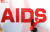 에이즈의 날(12월 1일)에 맞춰 붉은색 콘돔으로 &#39;AIDS&#39; 글자를 표현하는 모습. 에이즈에 대한 사회적 편견이 여전히 강하지만 에이즈는 치료만 잘 받으면 관리가 가능한 &#39;만성질환&#39;에 가깝다. [연합뉴스]
