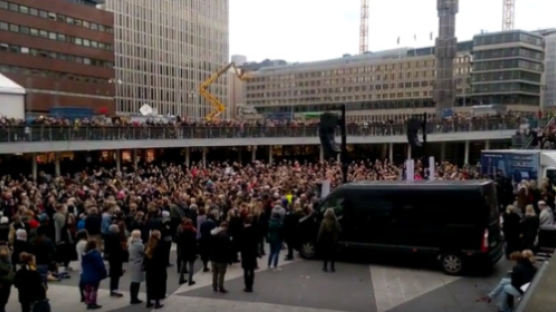 스웨덴서도 수천명이 성폭력 고발 '미투(#MeToo)' 집회