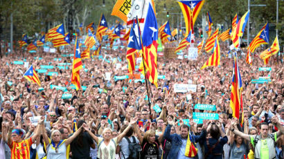 스페인 “카탈루냐 자치정부 해산” 초강수 … 45만명 항의시위
