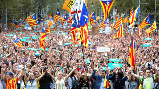 스페인 “카탈루냐 자치정부 해산” 초강수 … 45만명 항의시위