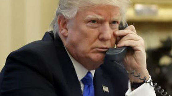 트럼프, 30분간 아베에 축하 전화 … 더 밀착하는 미·일