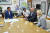 이석우 경기 남양주시장(왼쪽)이 지난 8월 31일 시장실에서 마르코 다길리오 OECD 공공혁신 프로젝트 팀장(왼쪽 세번째)에게 &#39;남양주 희망케어 시스템’에 대해 설명하고 있다. [사진 남양주시] 