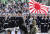 지난해 10월 23일 아베 신조 일본 총리가 자위대의 날을 맞아 도쿄 북쪽 아사카 기지에서 무개차를 타고 자위대를 사열하고 있다.[AP=연합뉴스] 