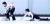 김경애 선수(오른쪽)가 투구한 스톤 앞에서 친언니인 김영미 선수가 빙판을 닦고 있다.최승식 기자