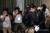 고이케 유리코 도쿄도지사 겸 희망의당 대표가 지난 22일 프랑스 파리에서 기자들과 인터뷰를 하기에 앞서 고개를 숙이고 있다. [AFP=연합뉴스]