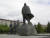 러시아 노보시비르스크 시내 중심가 레닌 광장에 서 있는 레닌 동상. 오른손을 주머니에 넣고 겨울 외투를 걸친 모습이 인상적이다. [중앙포토]