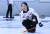 여자대표팀 김영미 선수가 훈련 도중 스톤을 투구한 후 안타까운 표정을 짓고 있다. 의성= 최승식 기자