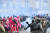 노동법 개혁에 반대하는 프랑스 노동조합 연합 노조원들이 지난 9월 12일(현지시간) 프랑스 서부 낭트에서 경찰이 쏜 최루가스를 피해 달아나고 있다.[AFP=연합뉴스] 