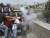 반정부 시위대가 지난 5월 31일(현지시간) 베네수엘라 카라카스에서 사제 박격포를 정부 보안군을 향해 쏘고 있다.[AP=연합뉴스]