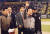 김영삼 전 대통령이 1994년 10월 18일 잠실구장에서 열린 LG트윈스와 태평양돌핀스의 한국시리즈 1차전 시구에 앞서 관중석을 향해 손을 흔들고 있다. [중앙포토]