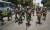 대통령 재선거를 앞둔 지난 16일(현지시간) 케냐 나이로비에서 벌어진 야권연합(NASA) 지지자들의 집회에서 경찰들이 몽둥이와 최루탄가스총을 들고 시위대를 향해 달려가고 있다. [AFP=연합뉴스] 