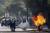 지난 8월 4일(현지시간) 베네수엘라 카라카스에서 열린 니콜라스 마두로 대통령 퇴진을 요구하는 집회현장에서 경찰이 시위대가 불태운 오트바이를 진화하고 있다.[EPA=연합뉴스]