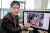 이웅호씨가 지난 24일 부산 해운대구 자신의 사무실에서 지난해 촛불 집회에 참가했던 자신의 사진을 보여주며 1주년을 맞은 소감을 말하고 있다.송봉근 기자
