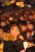 박근혜 대통령의 즉각퇴진을 요구하는 제8차 촛불집회가 열린 지난해 12월 17일 서울 광화문광장에서 부모를 따라온 한 어린이가 촛불을 들고 있다. 지난 겨울 거리로 나온 시민들은 촛불 하나만을 들고 매서운 추위와 맞섰다. 장진영 기자