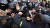 지난 22일(현지시간) 우크라이나 키예프 국회의사당 앞에서 열린 페트로 포로셴코 우크라이나 대통령 반대 집회에서 시위대와 경찰이 몸싸움을 벌이고 있다.[AFP=연합뉴스] 
