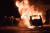 G20(주요 20개국) 정상회의가 개막한 지난 7월 7일(현지시간) 독일 함부르크에서 정상회의 반대시위가 벌어져 자동차가 불타고 있다.[EPA=연합뉴스] 