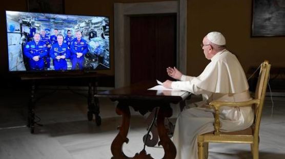 교황, ISS 우주인과 영상통화…“우주에서 보는 지구는 어때요?” 