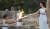 지난 24일 평창 동계올림픽 성화 채화식이 열린 그리스 올림피아 헤라신전에서 그리스 여배우인 대사제 카테리나 레후가 성화봉에 불을 붙이고 있다. [아테네=연합뉴스]
