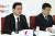 정우택 자유한국당 원내대표(왼쪽)가 30일 오전 서울 여의도 국회 원내대표실에서 열린 기자회견에서 모두발언을 하고 있다. 임현동 기자 