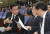 30일 자유한국당 의원총회에 참석한 정우택 자유한국당 원내대표(왼쪽). 임현동 기자